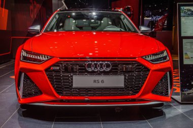 Frankfurt, Almanya - Eylül 2019: kırmızı Audi Rs6 Avant C8 emlak wag