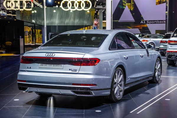 FRANKFURT, ALEMANIA - SEPTIEMBRE 2019: gris plata AUDI A8 D5 50 TDI QUATTRO sedán, IAA Salón Internacional del Automóvil Auto Exposición — Foto de Stock