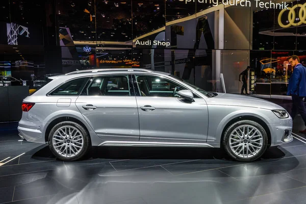 Frankfurt, Niemcy-wrzesień 2019: srebrny szary Audi A4 allroad Quattro Avant B9 8W kombi kombi kombi samochód, IAA International Motor Show Auto wystawca — Zdjęcie stockowe