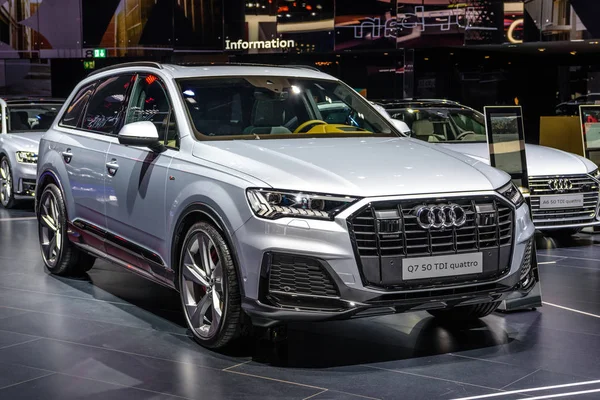 Frankfurt, Duitsland-Sept 2019: zilver grijs Audi Q7 avant 50 TDI quattro 4m SUV, IAA International Motor Show auto Exhibtion — Stockfoto