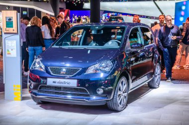Frankfurt, Almanya - Eylül 2019: mavi menekşe Seat Mii Electric küçük hatchback, Iaa International Motor Show Auto Exhibtion