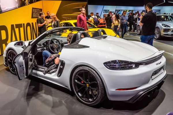 Frankfurt, Tyskland-sept 2019: Vit Porsche Cayman 718 Spyder Cabrio, IAA International motor show Auto Exhibtion — Stockfoto