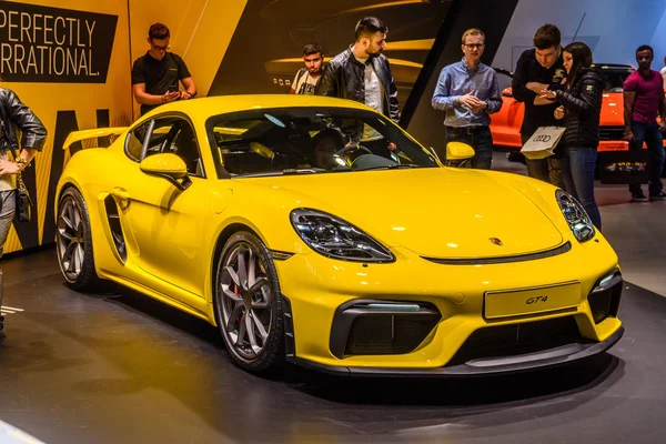 Frankfurt nad Menem, Niemcy - wrzesień 2019: żółte Porsche Cayman Gt4 coupe, Iaa International Motor Show Auto Exhibtion — Zdjęcie stockowe