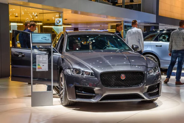 Frankfurt, Tyskland-sept 2019: Silver Gray Jaguar XF sedan, IAA International motor show Auto Exhibtion — Stockfoto