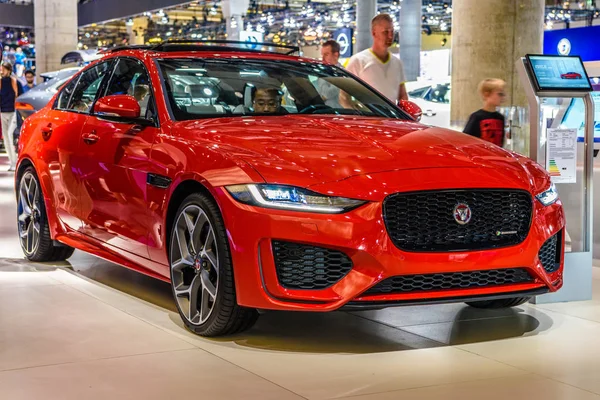 Frankfurt, Niemcy-wrzesień 2019: czerwony Jaguar XE R Dynamics sedan, IAA International Motor Show Auto wystawa — Zdjęcie stockowe