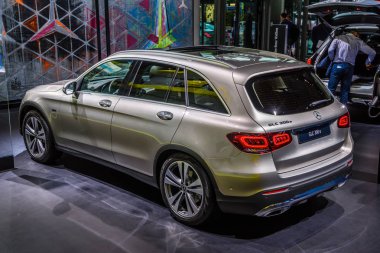 Frankfurt, Almanya - Eylül 2019: gümüş gri Mercedes-Benz Glc 300 e Suv, Iaa International Motor Show Auto Exhibtion
