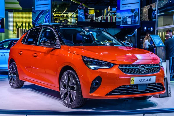 Frankfurt, Tyskland-sept 2019: röd Opel Corsa-E liten elektrisk halvkombi, IAA International motor show Auto Exhibtion — Stockfoto