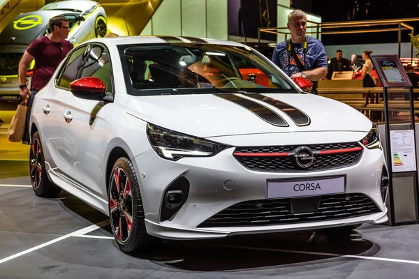 Frankfurt, Tyskland-sept 2019: vit Opel Corsa halvkombi, IAA International motor show Auto Exhibtion — Stockfoto