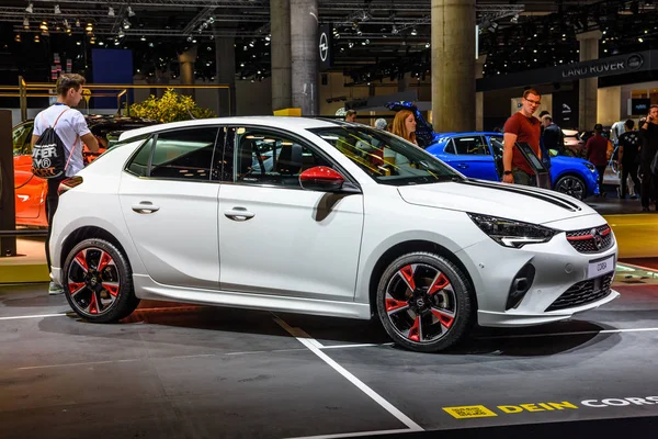 Frankfurt, Duitsland-Sept 2019: wit Opel Corsa hatchback, IAA International Motor Show auto Exhibtion — Stockfoto