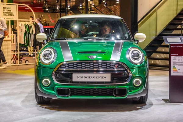 Frankfurt, Niemcy-wrzesień 2019: zielony Mini Cooper 60 years Edition, IAA międzynarodowy Motor Show Auto wystawanie — Zdjęcie stockowe