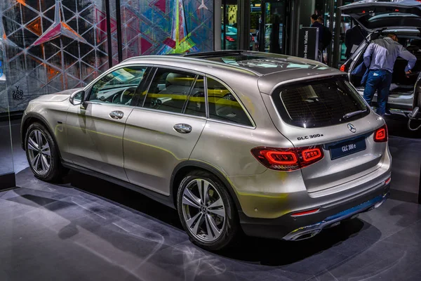 FRANKFURT, เยอรมัน - SEPT 2019: สีเงินสีเทา MERCEDES-BENZ GLC 300 e SUV, IAA International Motor Show Auto Exhibition — ภาพถ่ายสต็อก