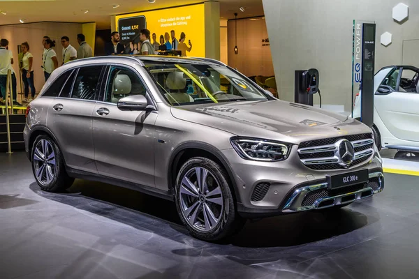 Frankfurt, Duitsland-Sept 2019: zilver grijs Mercedes-Benz GLC 300 e SUV, IAA International Motor Show auto Exhibtion — Stockfoto