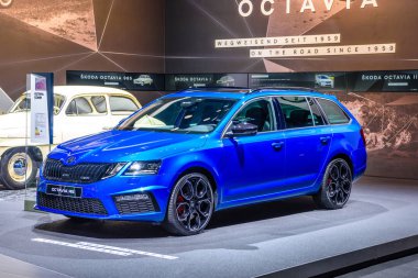 Frankfurt, Almanya - Eylül 2019: mavi Skoda Superb 3.nesil Typ 5e estate wagon combi aile otomobili, Iaa International Motor Show Auto Exhibtion