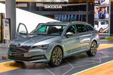 Frankfurt, Almanya - Eylül 2019: gümüş gri Skoda Superb iv B8 Typ 3v emlak vagon kombi aile otomobili, Iaa Uluslararası Motor Show Otomatik Exhibtion
