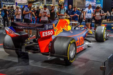 Frankfurt, Almanya - Eylül 2019: mavi sarı Formula 1 F1 Red Bull bolid, Iaa International Motor Show Auto Exhibtion