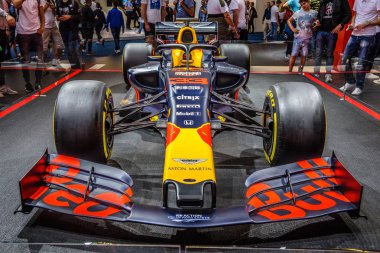 Frankfurt, Almanya - Eylül 2019: mavi sarı Formula 1 F1 Red Bull bolid, Iaa International Motor Show Auto Exhibtion