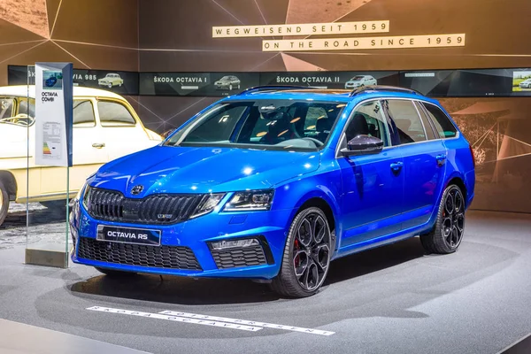 FRANKFURT, ALEMANIA - SEPTIEMBRE 2019: Blue SKODA SUPERB 3rd generation TYP 5E estate wagon combi family car, IAA International Motor Show Auto Exhibtion — Foto de Stock