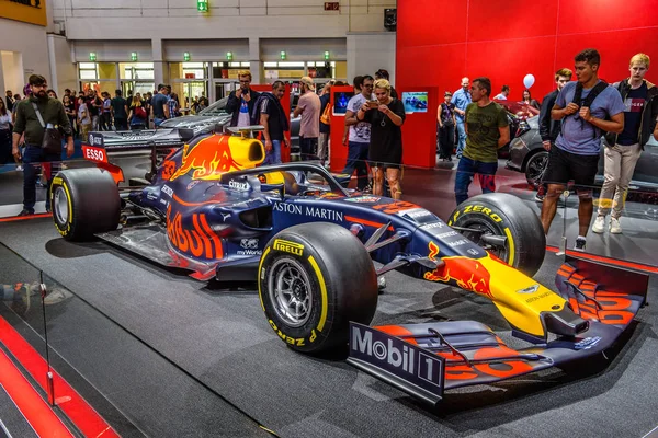 Frankfurt, Almanya - Eylül 2019: mavi sarı Formula 1 F1 Red Bull bolid, Iaa International Motor Show Auto Exhibtion — Stok fotoğraf