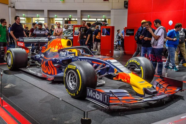 Frankfurt, Duitsland-Sept 2019: blauw geel Formula One F1 Red Bull Bolid, IAA International Motor Show auto Exhibtion — Stockfoto