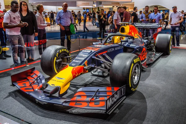 FRANKFURT, ALLEMAGNE - SEPT 2019 : bleu jaune FORMULA ONE F1 RED BULL bolid, Salon international de l'automobile IAA Auto Exhibtion — Photo