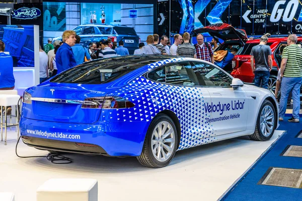 FRANKFURT, ALEMANIA - SEPTIEMBRE 2019: blanco azul TESLA S Velodyne Lidar coche eléctrico, IAA International Motor Show Auto Exposición — Foto de Stock