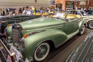Frankfurt, Almanya - Eylül 2019: yeşil Mercedes-Benz W188 300 S Cabrio Roadster 1951, Iaa Uluslararası Otomobil Fuarı Otomobil Fuarı