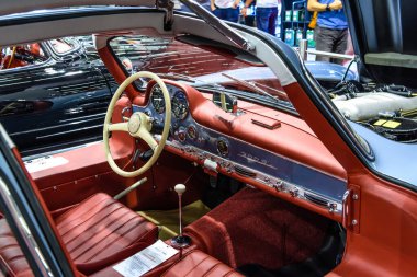 Frankfurt, Almanya - Eylül 2019: Mercedes-Benz W188 'in kırmızı deri iç mimarisi 300 S coupe 1951, Iaa Uluslararası Otomobil Fuarı Otomobil Fuarı