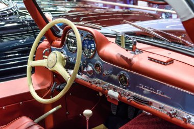 Frankfurt, Almanya - Eylül 2019: Mercedes-Benz W188 'in kırmızı deri iç mimarisi 300 S coupe 1951, Iaa Uluslararası Otomobil Fuarı Otomobil Fuarı