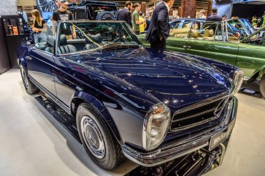 Frankfurt, Almanya - Eylül 2019: Koyu mavi Mercedes-Benz W113-280