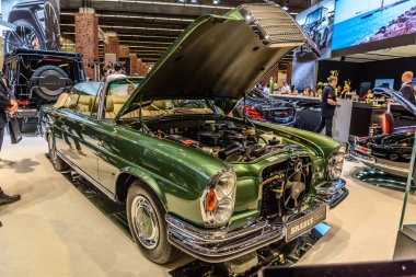 Frankfurt, Almanya - Eylül 2019: yeşil Mercedes-Benz W113 280sl Pagoda Brabus cabrio 1963, Iaa Uluslararası Otomobil Fuarı Otomobil Fuarı