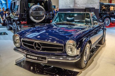 Frankfurt, Almanya - Eylül 2019: Koyu mavi Mercedes-Benz W113-280