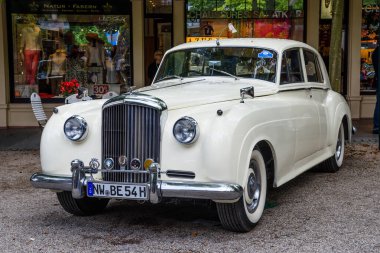 Baden Baden, Almanya - Temmuz 2019: White Crewe Rolls-Royce Bentley Continental S S1 1955, Kurpark 'ta eski zaman toplantısı