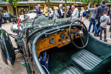 Baden Baden, Almanya - Temmuz 2019: Koyu yeşil Bentley Hız Altı Cabrio 1926, Kurpark 'ta yaşlı toplantı