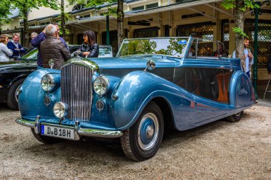 Baden Baden, Almanya - Temmuz 2019: Blue Crewe Rolls-Royce Bentley R Type Cabrio 1953, Kurpark 'taki eski zaman toplantısı