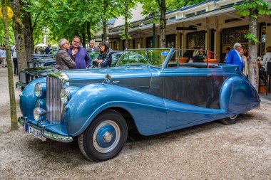 Baden Baden, Almanya - Temmuz 2019: Blue Crewe Rolls-Royce Bentley R Type Cabrio 1953, Kurpark 'taki eski zaman toplantısı