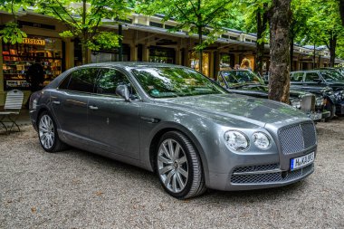Baden Baden, Almanya - Temmuz 2019: Gri gri Bentley Continental Gt Gtc ilk nesil Cabrio Roadster 2003, Kurpark 'ta yaşlı adam toplantısı