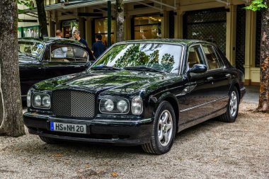 Baden Baden, Almanya - Temmuz 2019: Siyah Bentley Arnage, Kurpark 'ta yaşlı adam toplantısı