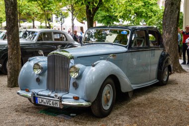 Baden Baden, Almanya - Temmuz 2019: açık mavi Bentley R Tipi, Kurpark 'ta yaşlı toplantı