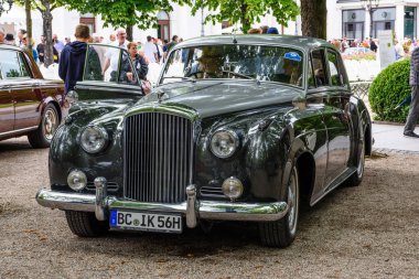 Baden Baden, Almanya - Temmuz 2019: Kurpark 'ta siyah gümüş Crewe Rolls-Royce Bentley Continental S1 S2 coupe old timer toplantısı