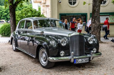 Baden Baden, Almanya - Temmuz 2019: Kurpark 'ta siyah gümüş Crewe Rolls-Royce Bentley Continental S1 S2 coupe old timer toplantısı