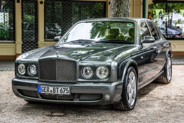 Baden Baden, Almanya - Temmuz 2019: Koyu gri Bentley Arnage 2007, Kurpark 'ta yaşlı toplantı