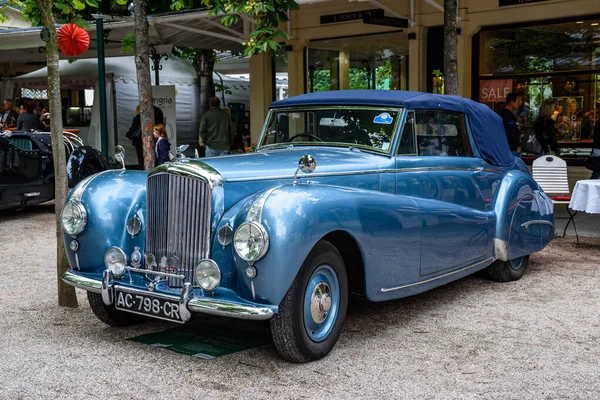 BADEN BADEN, ALEMANIA - JULIO 2019: Crewe Rolls-Royce azul BENTLEY CONTINENTAL S1 S2 cabrio oldtimer meeting in Kurpark — Foto de Stock