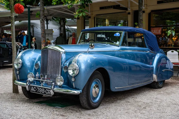 BADEN BADEN, ALEMANHA - JULHO 2019: reunião do oldtimer azul Crewe Rolls-Royce BENTLEY CONTINENTAL S1 S2 cabrio no Kurpark — Fotografia de Stock