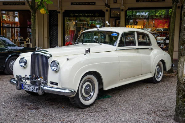 BADEN BADEN, ALEMANHA - JULHO 2019: branco Crewe Rolls-Royce BENTLEY CONTINENTAL S S1 1955, encontro de oldtimer no Kurpark — Fotografia de Stock