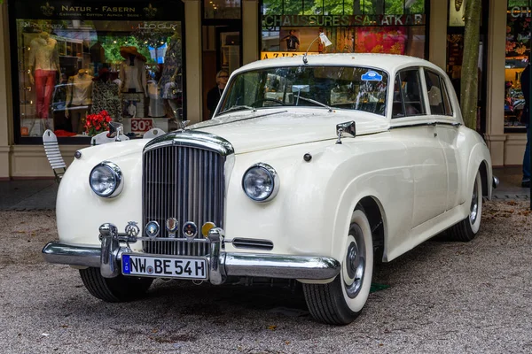 BADEN BADEN, ALEMANIA - JULIO 2019: White Crewe Rolls-Royce BENTLEY CONTINENTAL S S1 1955, oldtimer meeting in Kurpark — Foto de Stock