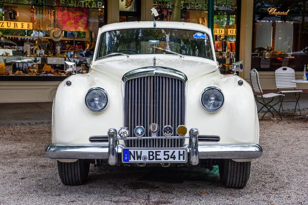 BADEN BADEN, ALEMANIA - JULIO 2019: White Crewe Rolls-Royce BENTLEY CONTINENTAL S S1 1955, oldtimer meeting in Kurpark — Foto de Stock