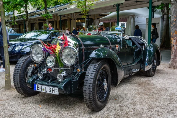 Baden Baden, Niemcy - lipiec 2019: ciemnozielony kabriolet Bentley Speed Six 1926, spotkanie oldtimerów w Kurpark — Zdjęcie stockowe