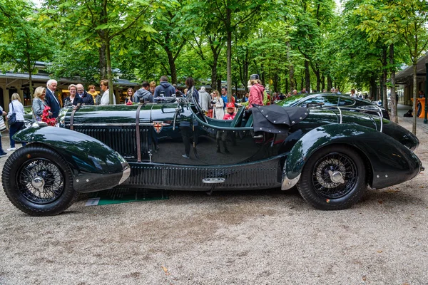 BADEN BADEN, ALEMANHA - JULHO 2019: verde escuro BENTLEY SPEED SIX cabrio 1926, encontro do oldtimer no Kurpark — Fotografia de Stock