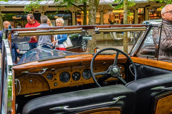 BADEN BADEN, GERMANY - JULY 2019: wooden interior of Crewe Rolls-Royce BENTLEY R TYPE cabrio 1953, oldtimer meeting in Kurpark — Stock Photo, Image