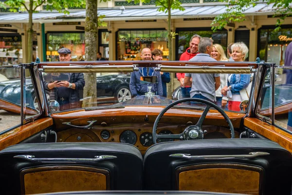 Baden Baden, Germany - July 2019: ξύλινο εσωτερικό της Crewe Rolls-Royce Bentley R Type cabrio 1953, oldtimer meeting in Kurpark — Φωτογραφία Αρχείου